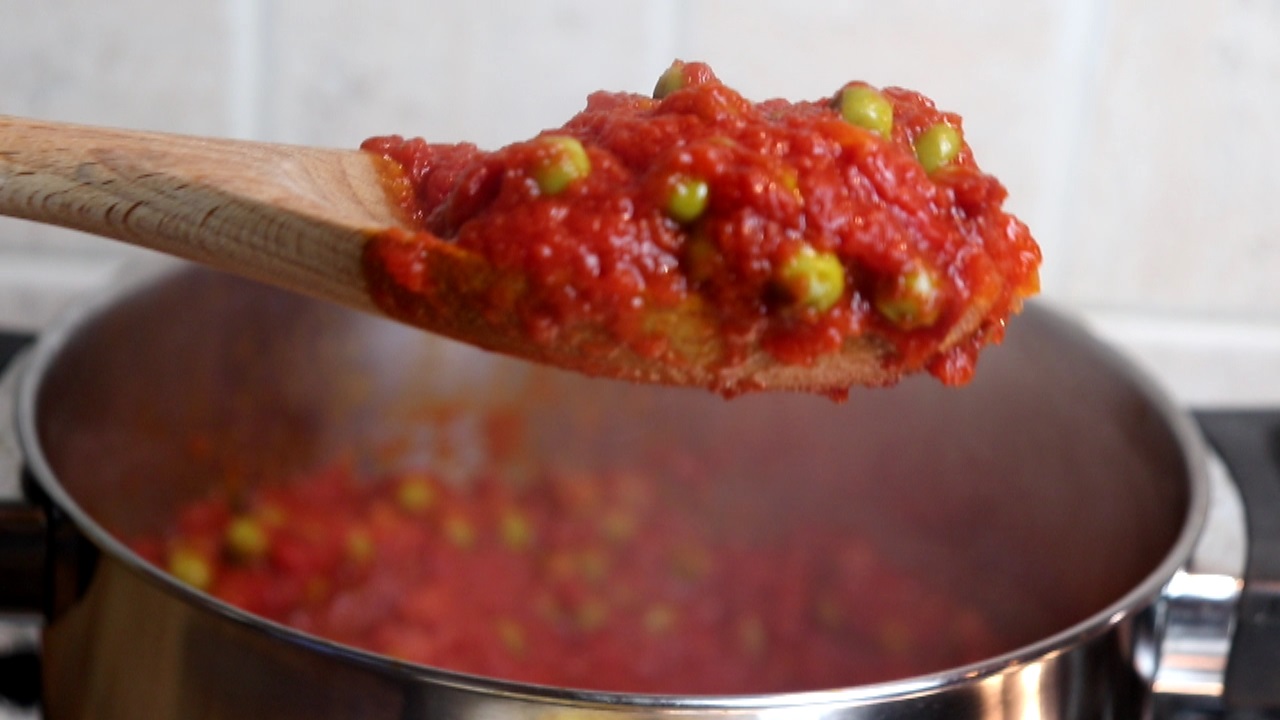 preparazione sugo ragù